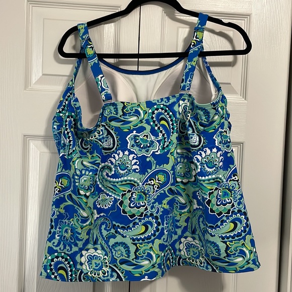 Swimsuit top with adjustable straps - Picture 2 of 4